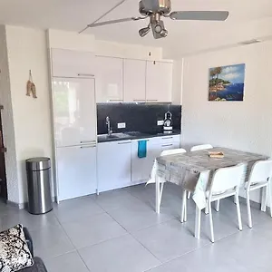 https://joli-studio-bormes-les-mimosas.fr-provencehotel.com